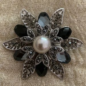 Premier Designs Broach, can also be worn as a necklace